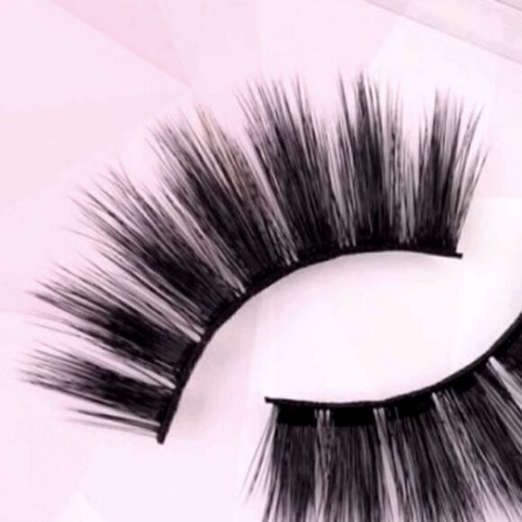 1 Pair of Volumized Eye Lashes - Picture 2 of 4